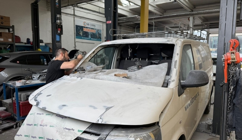 Karosserie Reparatur bei SB CARS in Wien – Unfallinstandsetzung eines beschädigten Fahrzeugs