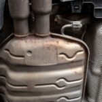 Mechaniker führt professionelle DPF Reinigung an einem Dieselpartikelfilter in einer Werkstatt in Wien durch.