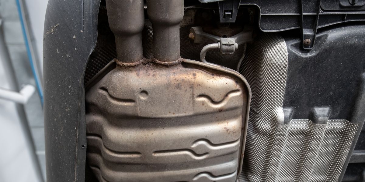 Mechaniker führt professionelle DPF Reinigung an einem Dieselpartikelfilter in einer Werkstatt in Wien durch.